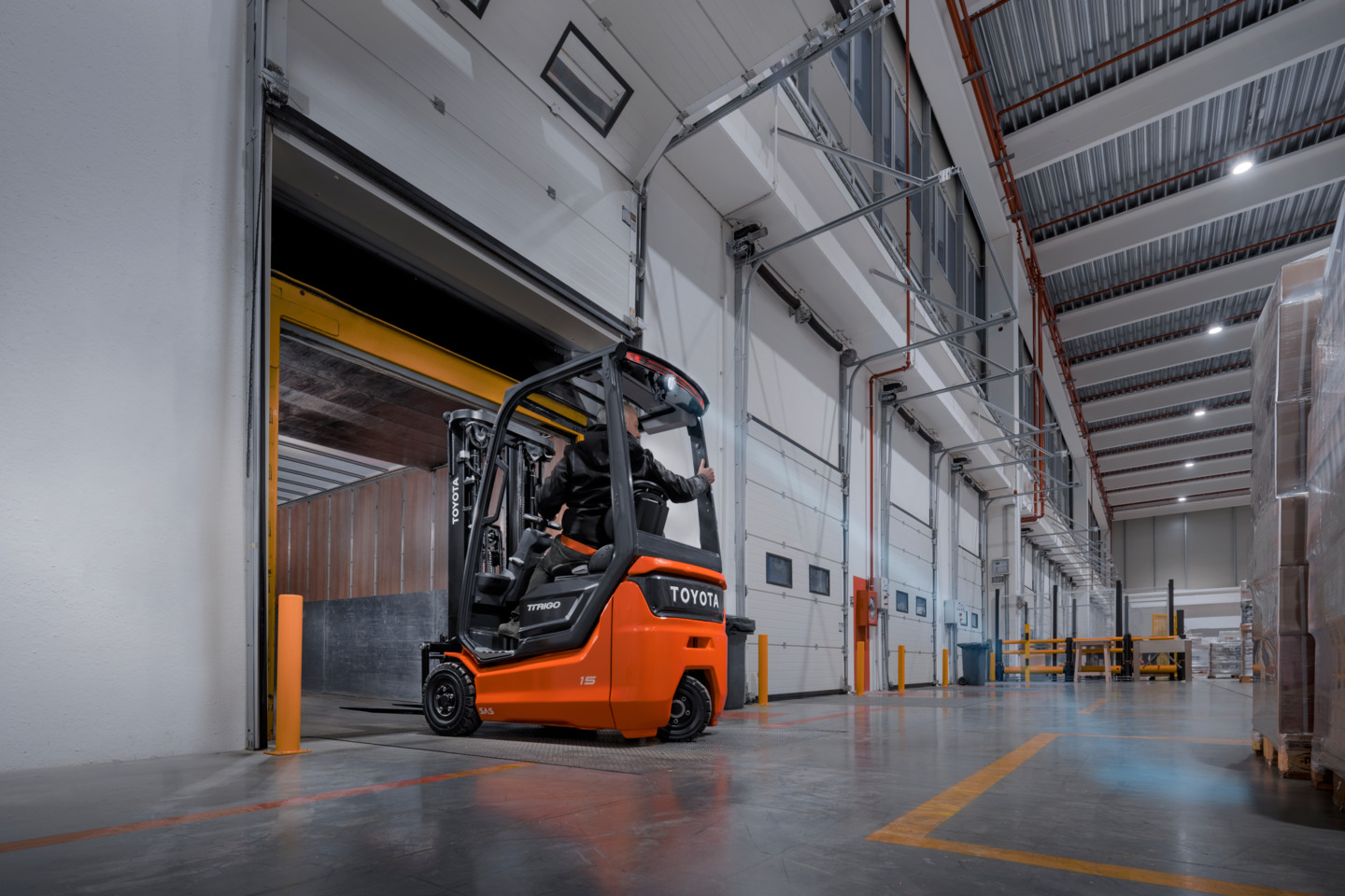 Toyota Traigo48_ unloading lorry
