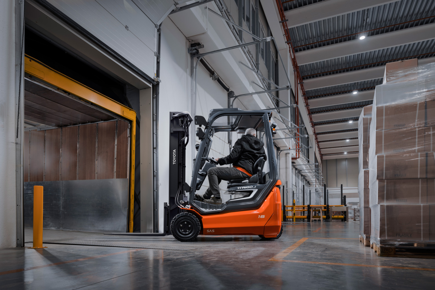 Toyota Traigo48_Li-ion unloading lorry-1