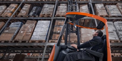 Naklápěcí kabina pomáhá řidičům retraků již přes 25 let